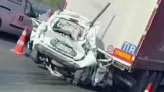 Otomobil iki tırın arasında kaldı, sürücü hayatını kaybetti