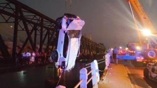 Kızgın sürücü başka bir araca vurup köprüden nehre uçtu