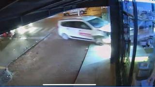 Zonguldak'ta otomobil dükkana daldı: O anlar kamerada