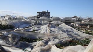 Antalya'da sağanak, fırtına ve hortum etkili oldu: Hortum anı kameraya yansıdı