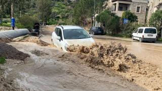 Bodrum'da içme suyu isale hattı patladı, yollar göle döndü