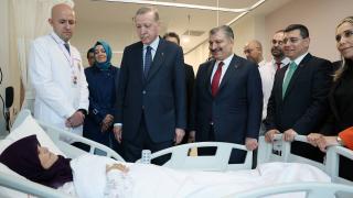 Cumhurbaşkanı Erdoğan Antalya'da tedavi gören hastaları ziyaret etti