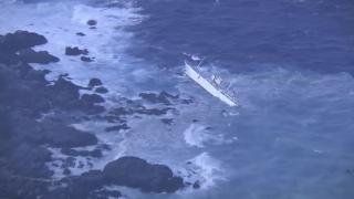 Japonya'da balıkçı gemisi karaya oturdu