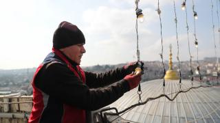 İstanbul'da mahyalar camilere asılmaya başlandı