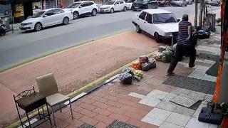 Üzerine gelen otomobilden kıl payı kurtuldu: O anlar kamerada