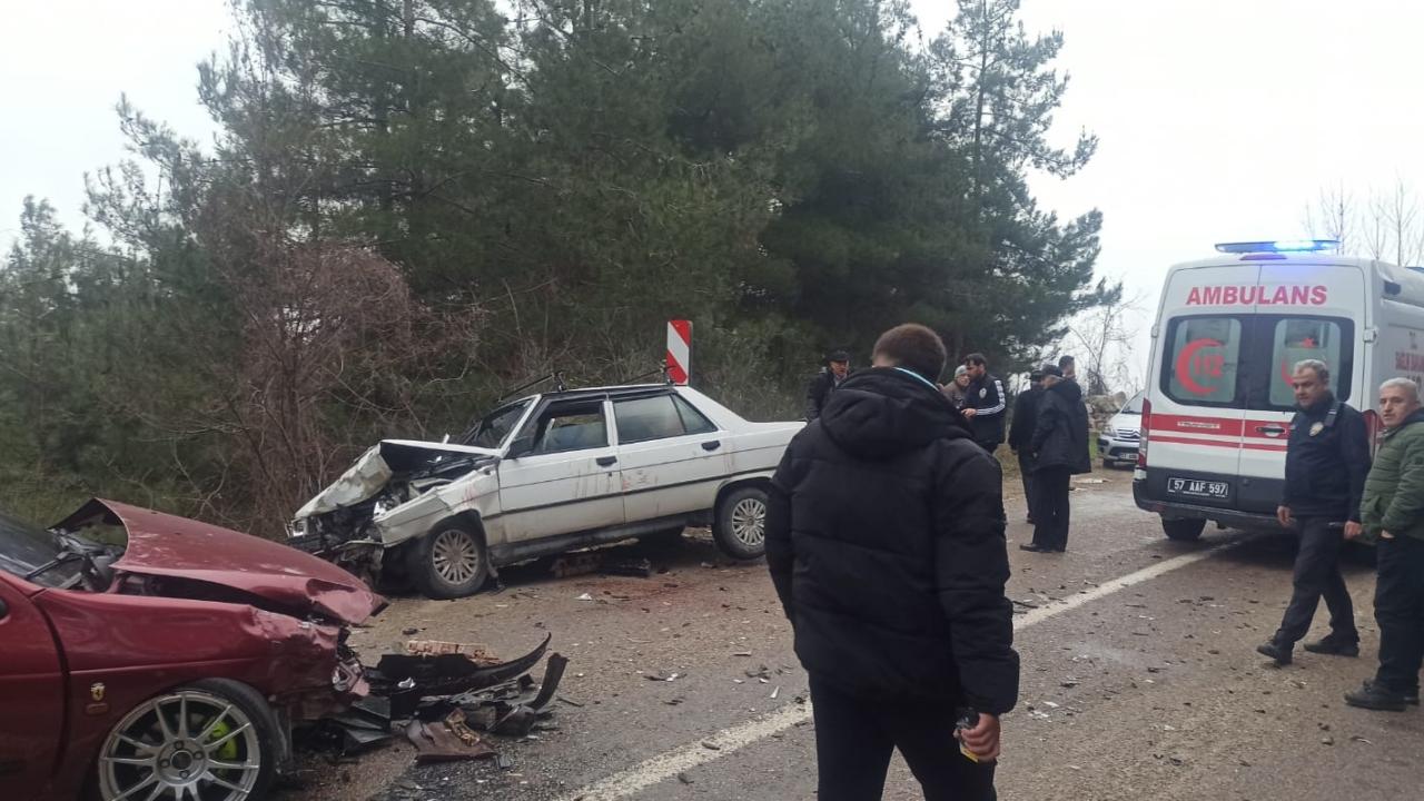 Sinop'ta "dur" ihtarına uymayan araç kaza yaptı: 1'i polis, 3 kişi yaralandı