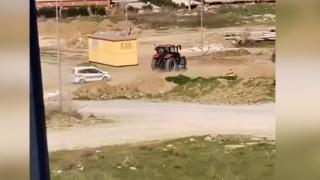 Traktörle polisten kaçan sürücü ehliyetsiz çıktı: O anlar kamerada