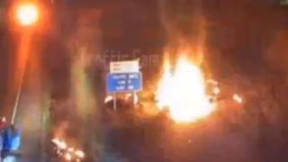 ABD'de küçük uçak otoyol yakınına düştü