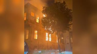 İstanbul'da 3 katlı tarihi bina küle döndü