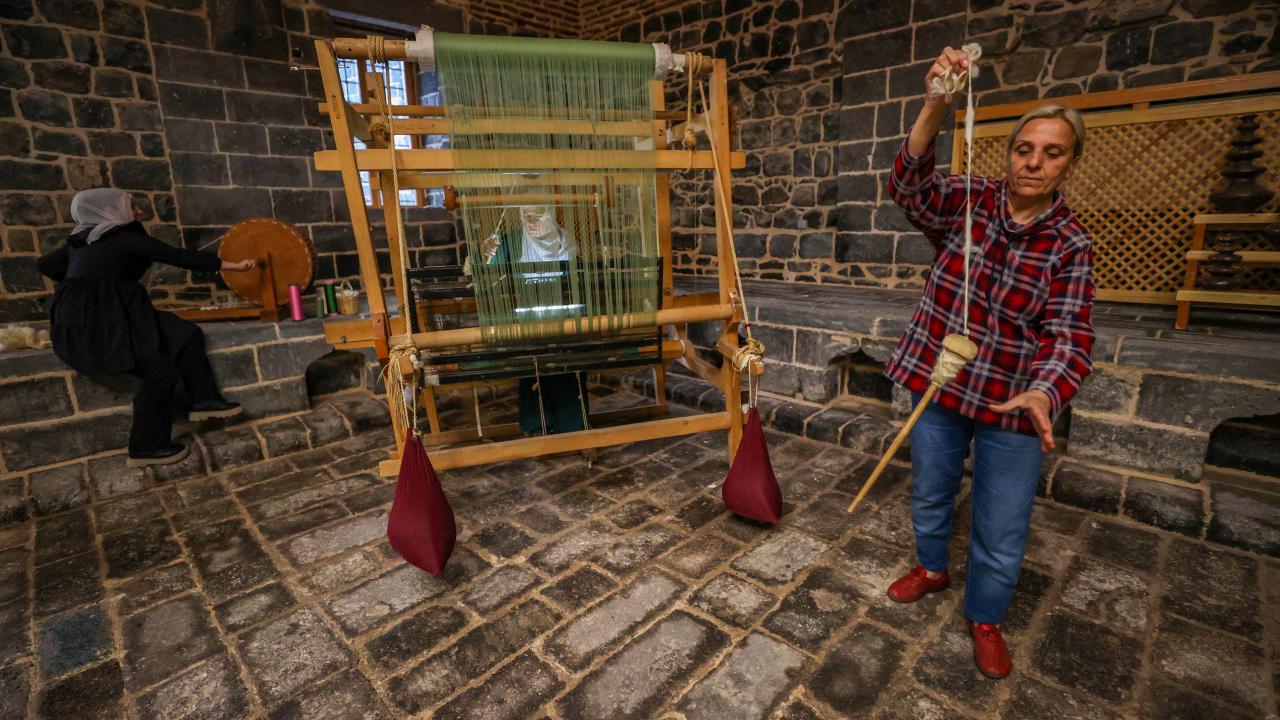 "Annemle gelirdik hamama, şimdi de burada dokuma yapıyoruz"