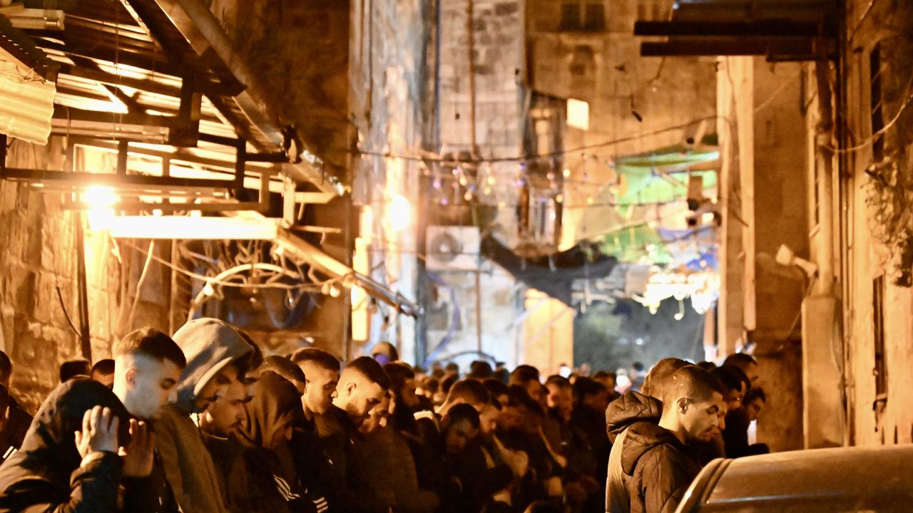 Aksa`ya alınmayan Filistinliler, namazlarını Aksa çevresinde kıldı