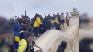 İsrailli holiganlar Atina’da elinde Filistin bayrağı olan kişiyi dövdü