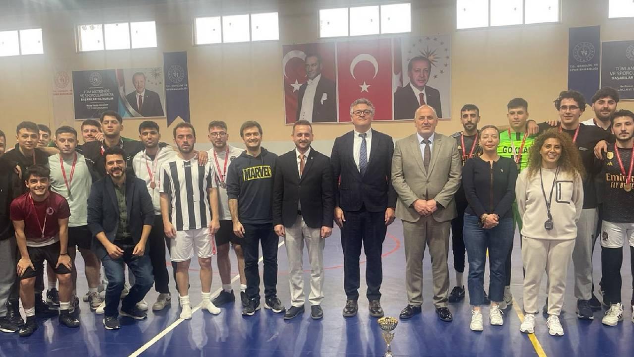 Çınarcık Belediye Başkanı Numan Soyer, futsal turnuvasına katıldı
