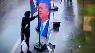 79 yaşındaki kadının cumhurbaşkanı sevgisi güvenlik kamerasına yansıdı