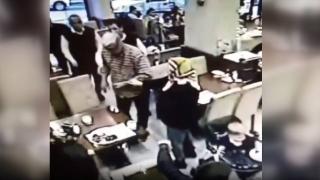 Boğazına et takılan müşteriyi garson kurtardı