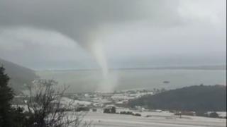 Denizde oluşan hortum karaya çıktı