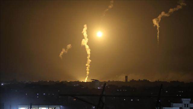 İsrail'in Gazze'ye düzenlediği hava saldırısında 4 Filistinli hayatını kaybetti, çok sayıda yaralı var