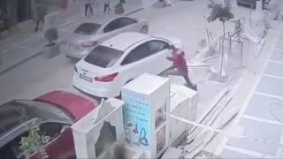 İnşaatın önünden geçen çocuğun üzerine kapı düştü