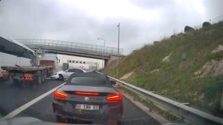 Yol ortasındaki plastik kasa kazaya neden oldu