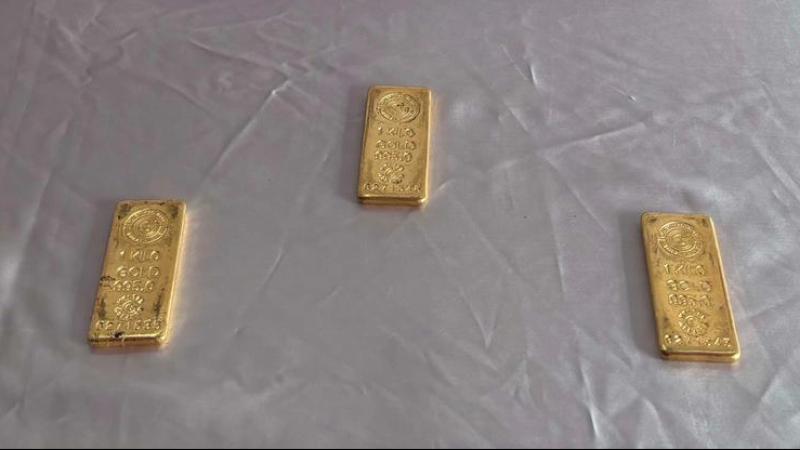 Minib�steki bir yolcunun ayakkab�lar�nda 3 kilo k�l�e alt�n bulundu