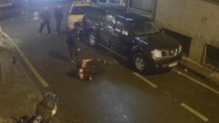 Yürüyüşünü beğenmediği kişiyi bacağından vurdu