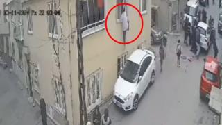 Araba çarpan kıza yardım için pencereden atladı