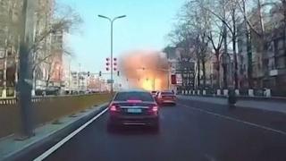 Çin'de büyük patlama: Enkazlar çevredeki sokaklara dağıldı