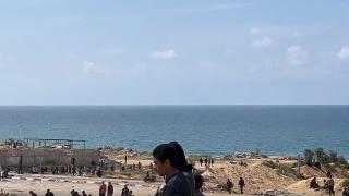 İsrail hücumbotları yardımlara ulaşmak üzere sahile akın eden Filistinlilere ateş açtı