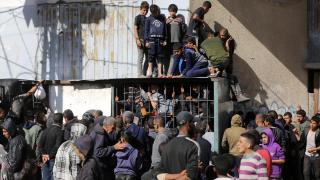 Gazzeliler ekmek alabilmek için saatlerce fırınların önünde bekliyor