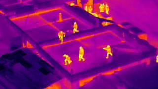 Çatıdan kaçmaya çalışan şüphelileri İHA yakaladı