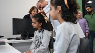 İşitme azlığı yaşayan tek yumurta ikizlerine biyonik kulak