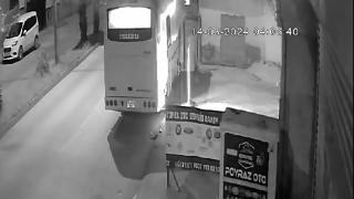 Midibüsü benzin döküp yaktı