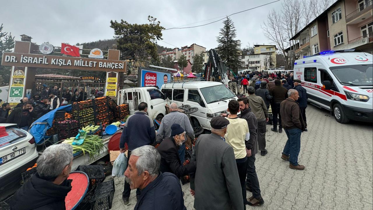 Artvin'de freni boşalan iş makinesi pazar yerine daldı