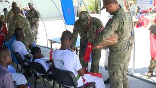 Mehmetçik Somali'de halka yardım elini uzatıyor