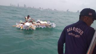 Pet şişelerden yaptığı botla denize açıldı, mahsur kaldı