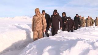 Bakan Yerlikaya üs bölgesinde incelemelerde bulundu.