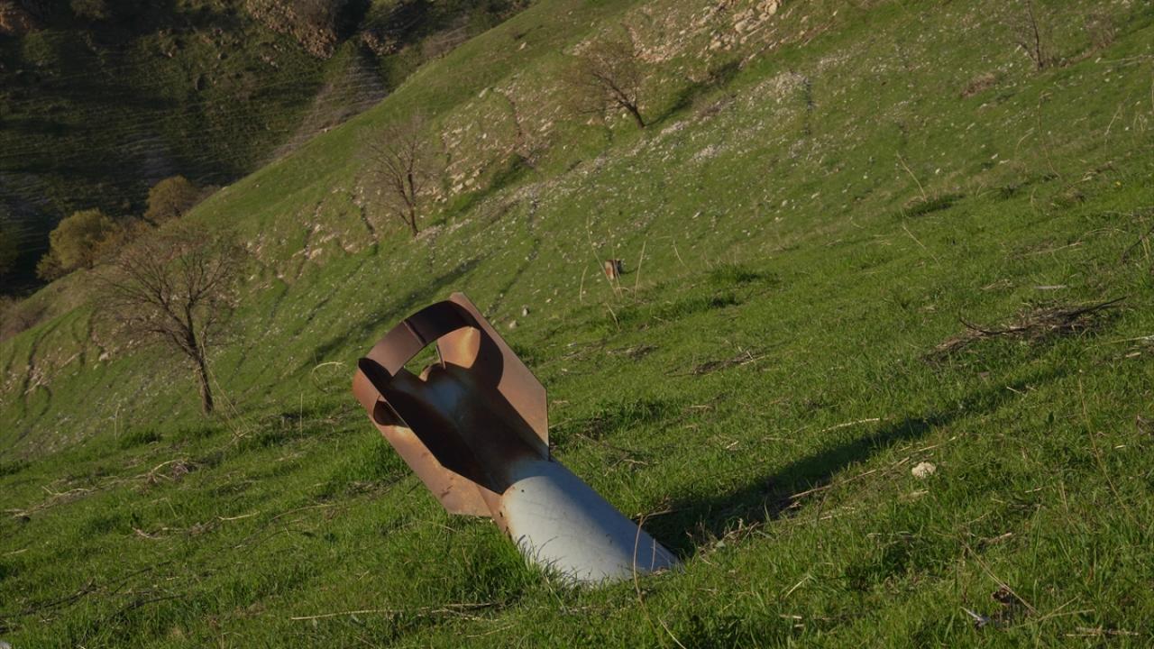 Patlamamış bombayı su kuyusuna atıp üzerine beton döktüler