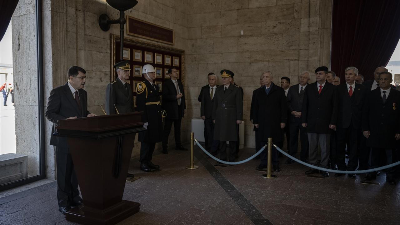 Daha sonra Misak-ı Milli Kulesi`ne geçen Şahin, Anıtkabir Özel Defteri`ni imzaladı. Vali Şahin, deftere şunları yazdı: