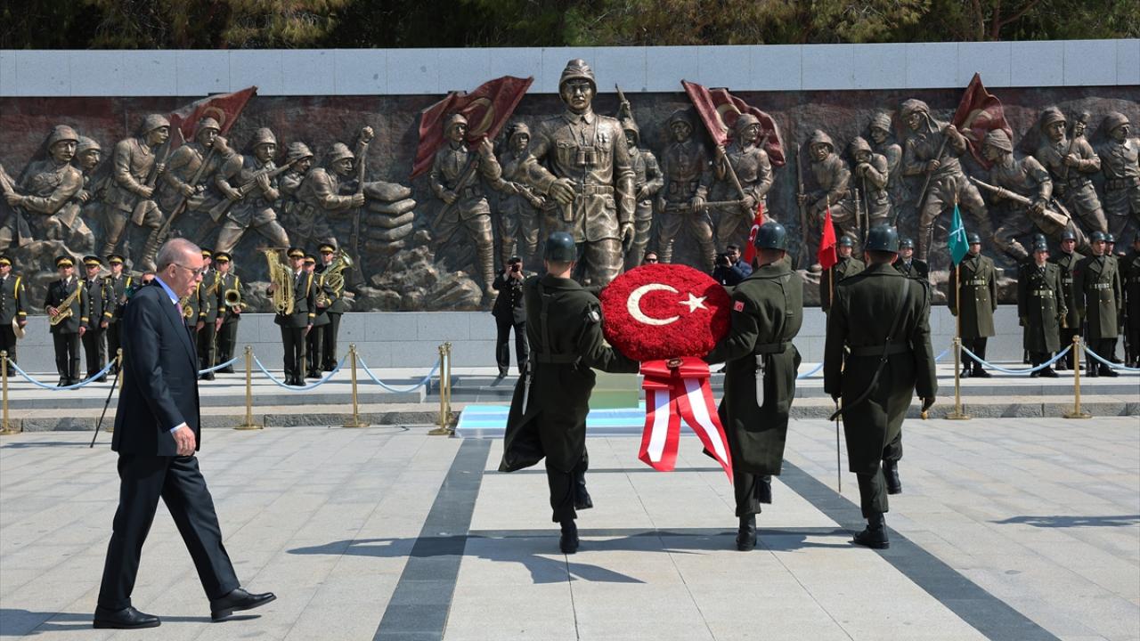 Şehitliklere karanfil bırakıldı