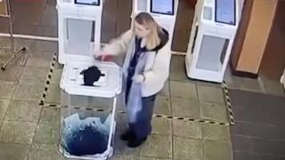 Rusya'da devlet başkanlığı seçimlerinde kaos: Sandıklara boya döküldü, kabinler ateşe verildi