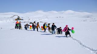 Karla kapanan yolu açtılar, Küçük Nisanur'a doğum günü sürprizi yaptılar