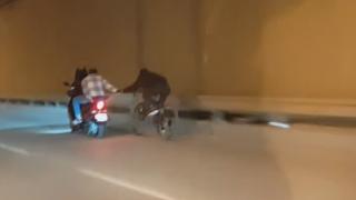 Motosiklet ile bisikleti çekti: O anlar kamerada