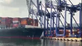 Konteyner yüklü gemi limandaki vinçlere çarptı