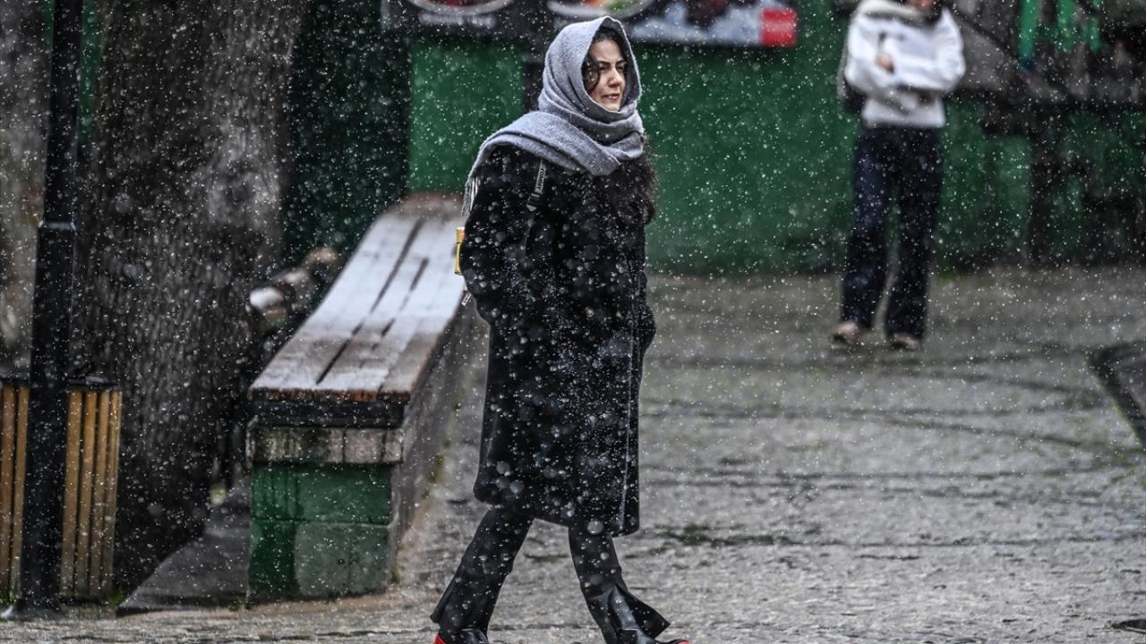 Ankara güne karla uyandı