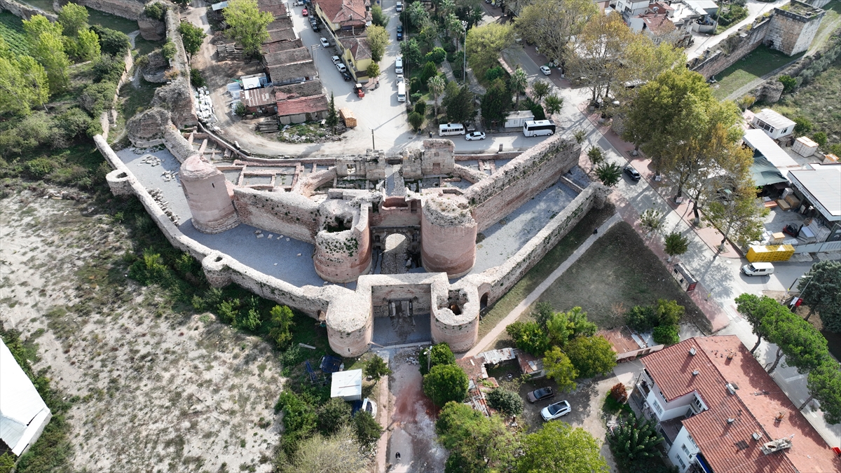 Surlar ile İstanbul Kapı ve Yenişehir Kapı da restore edildi