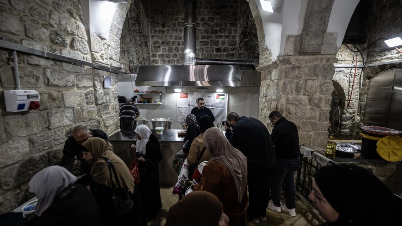 Tekkenin giderlerini hayırseverler karşılıyor