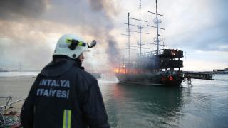 Antalya'da iki tur teknesi yandı