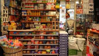 65 yıllık bakkal zincir marketlere inat mahalle kültürünü yaşatıyor