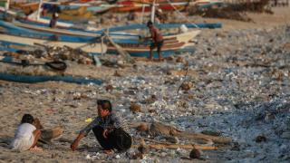 Endonezya'daki Kedonganan Plajı plastik nehre dönüştü