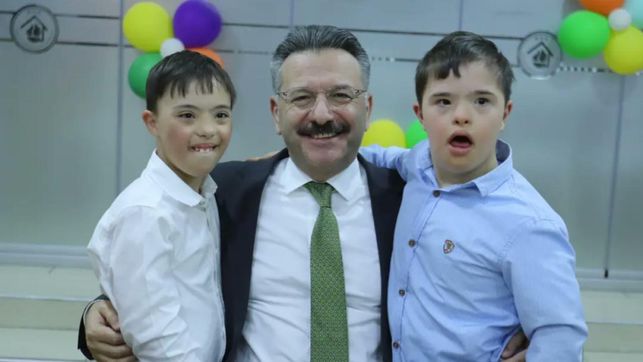 Eskişehir Valisi Aksoy, iftarda down sendromlu çocuklar ve aileleriyle buluştu